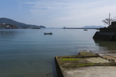 Limanda tekneler ve turistik şehirde güzel gün batımı. 