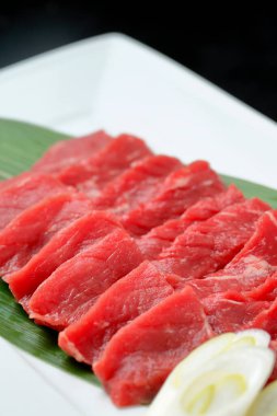 Tabağın kenarına çiğ et koyun.