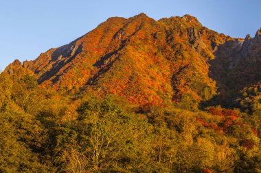 Sonbahar mevsiminde dağlı güzel bir manzara.