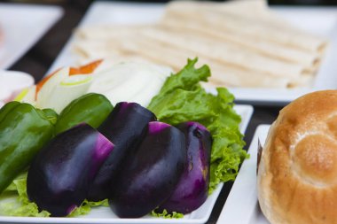 Arranging fresh vegetables on plates