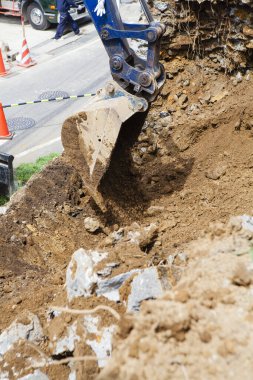 İnşaat alanında çalışan kazıcı görüntüsü.