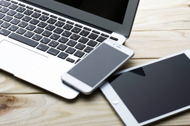 tablet bilgisayar ve cep telefonu masada
