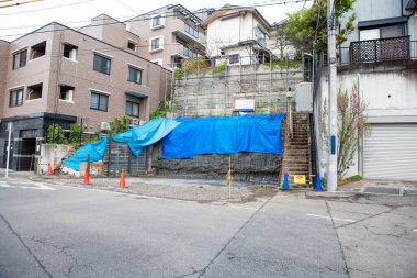 Japon şehrindeki işlek caddenin gündüz görüntüsü, Japonya