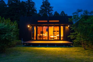 Akşamları yeşil çimenli, modern kır evi.