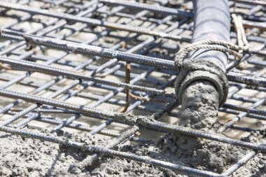 İnşaat alanında zemin yapmak için çimento dökülüyor 