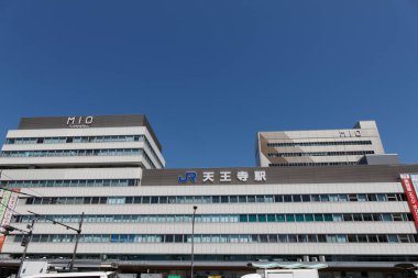 Güneşli bir günde modern şehir mimarisi 