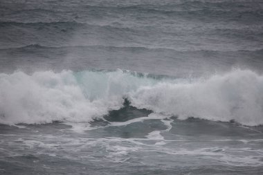 Denizde fırtına dalgalarının görkemli manzarası