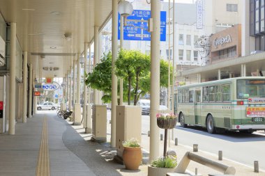 Japonya 'da şehir merkezinde. Şehir binaları ve arabalı yollar  