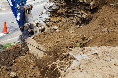 İnşaat alanında çalışan kazıcı görüntüsü.