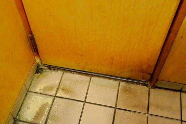 Kirli asansör zemini kiremitlerdeki kirleri ve lekeleri gösteriyor.