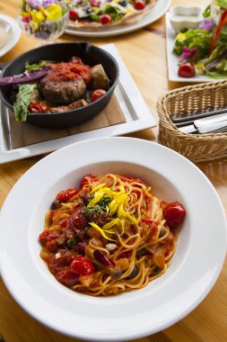 Soslu makarna servisi.