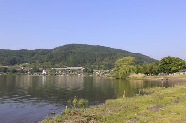 Köydeki güzel göl manzarası 