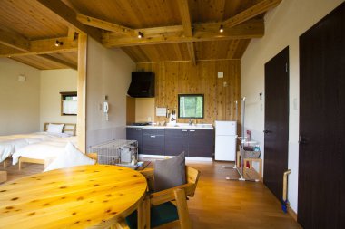 Lüks bir otelin içerisindeki karmaşık geometriye bak..