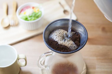 Kahve çekirdekli sade kahve ve filtre.