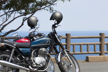 Manzaralı deniz manzaralı iki motosiklet park etmiş..