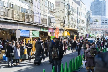 Japonlar ve Turistler Sokaktan Yürüyor ve Sokak Marketinden Alışveriş Yapıyor 