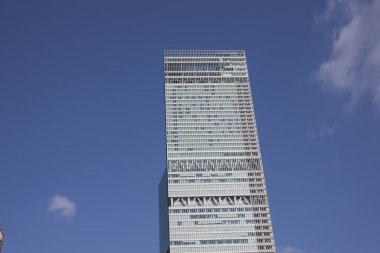 modern gökdelen binası mavi gökyüzüne karşı