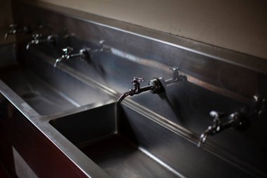 Paslanmaz çelik sıraları akan musluklarla birlikte içeride batar.