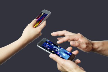 Modern akıllı telefon aygıtı kullanan kişinin yakın görüntüsü