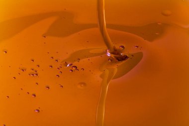 Bal dökme manzarasını kapat. Makro fotoğrafçılık