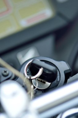 Gündüz vakti Japon şehrinde caddede modern polis motosikleti 