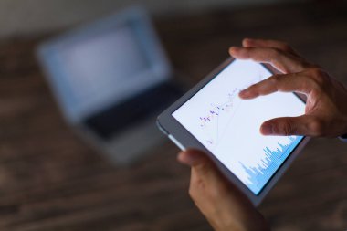 Modern tablet aygıtı kullanan işadamlarının yakın plan görüntüsü