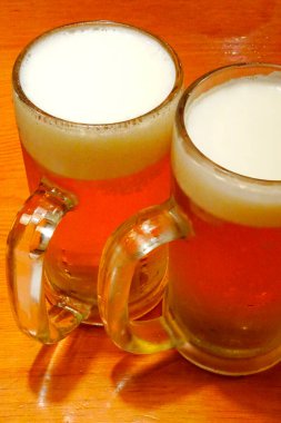 Restoranda köpüklü bira bardakları.