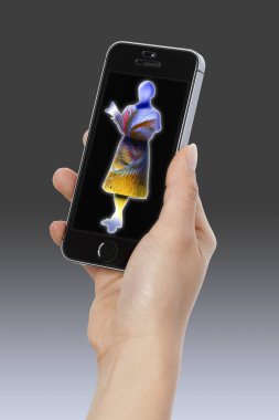 Modern akıllı telefon aygıtı kullanan kişinin yakın görüntüsü
