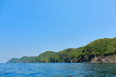 Yeşil dağlı deniz kıyısı 