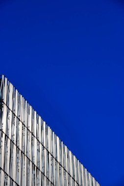 Şehrin iş bölgesinde büyük cam kuleler var.