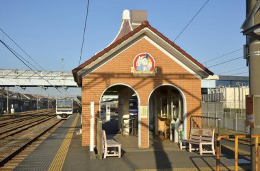 Yolcu treni şehir demiryolları boyunca süzülüyor.