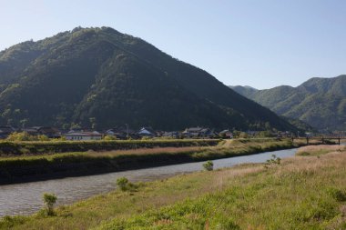 Dağlara yakın eski evler, gündüz manzarası
