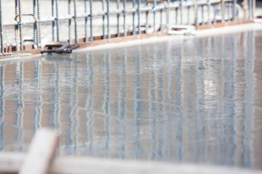 İnşaat sırasında beton yüzeyde su geçirmez kaplama