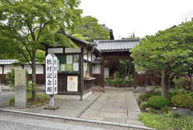 Geleneksel Japon tapınağının manzarası