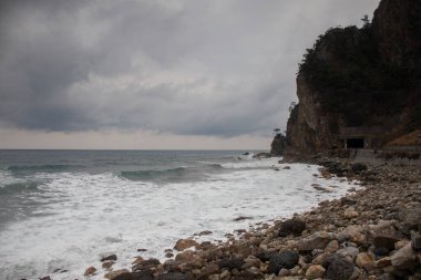 bulutlu gökyüzü ile deniz manzara 
