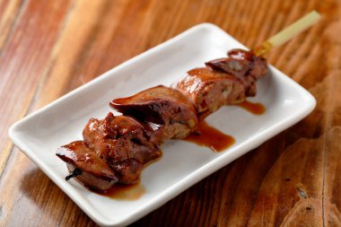 Ahşap şiş ve kızarmış et parçaları.