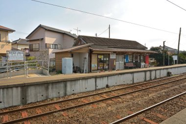 Japon şehrindeki eski tren istasyonunun gündüz görüşü