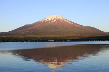 Japonya 'daki Fuji Dağı ve gölün güzel manzarası 