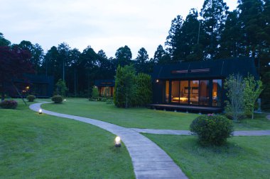 Akşamları yeşil çimenli, modern kır evi.