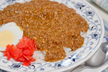 Yumurta ve turşulu körili pirinç tabağı.