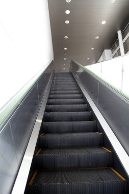 Metro istasyonundaki boş yürüyen merdivenin düşük açılı görüntüsü