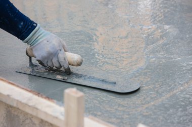 Bir inşaat işçisi tarafından taze beton dökme süreci