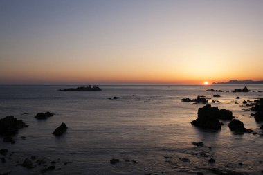 Denizde güzel bir gün batımı. doğa arkaplanı