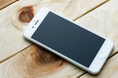 Ahşap arka plan üstünde Smartphone