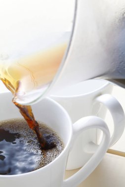 Masanın arkasında kahve olan iki fincan. sabah kahvaltısı