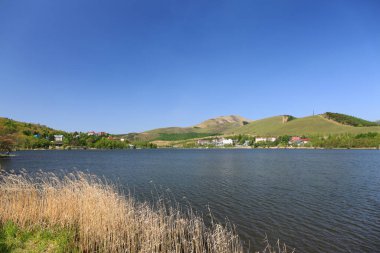 Köydeki güzel göl manzarası 