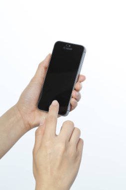 Beyaz arkaplanda boş ekranlı akıllı telefon tutan kadın elleri 