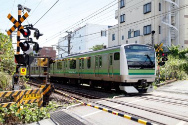 Demiryolu rayları, şehir mimarisinde bir bataklık kesiyor. Gündüz gökyüzünün altında tamamen görülebiliyor.