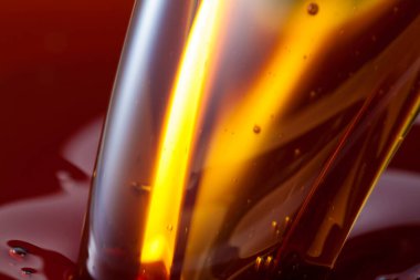 Bal dökme manzarasını kapat. Makro fotoğrafçılık