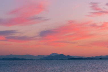 Gölün üzerinde güzel bir gün batımı 
